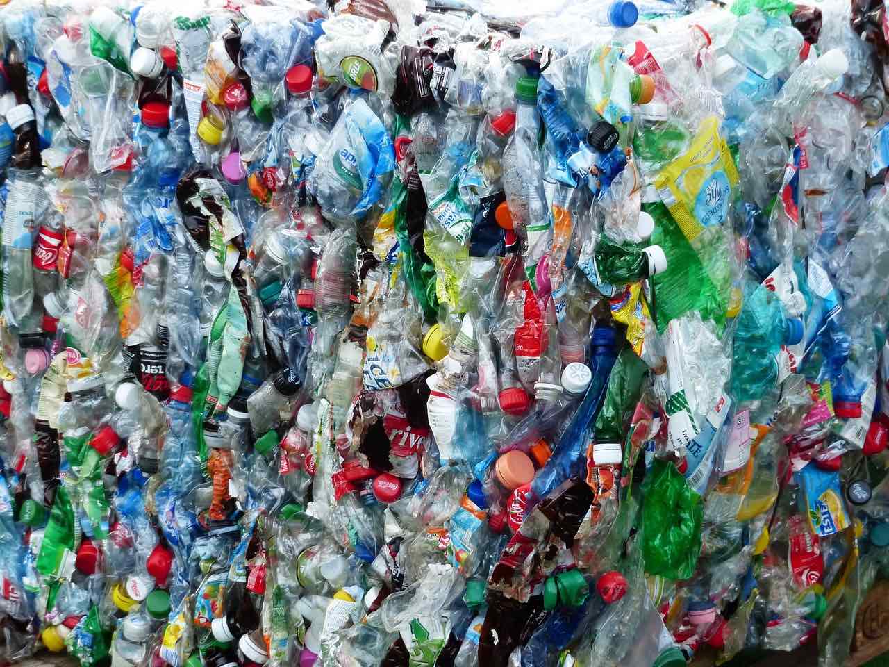 Una ONG fa della plastica un eco-mattone