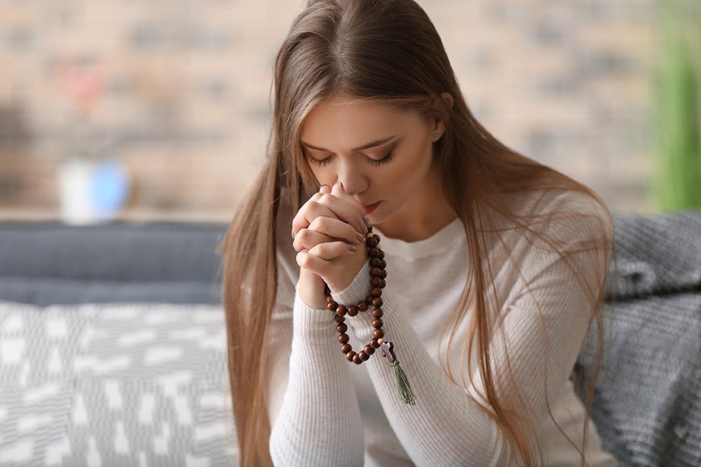 Letícia e il rosario di Sandra: un legame oltre il visibile