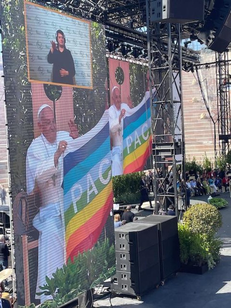 Papa Francesco dall'Arena di Verona: «La pace è nelle mani dei popoli, non dei leader»